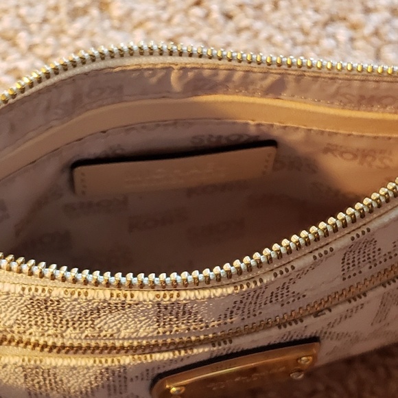 Michael Kors wristlet - Picture 2 of 2